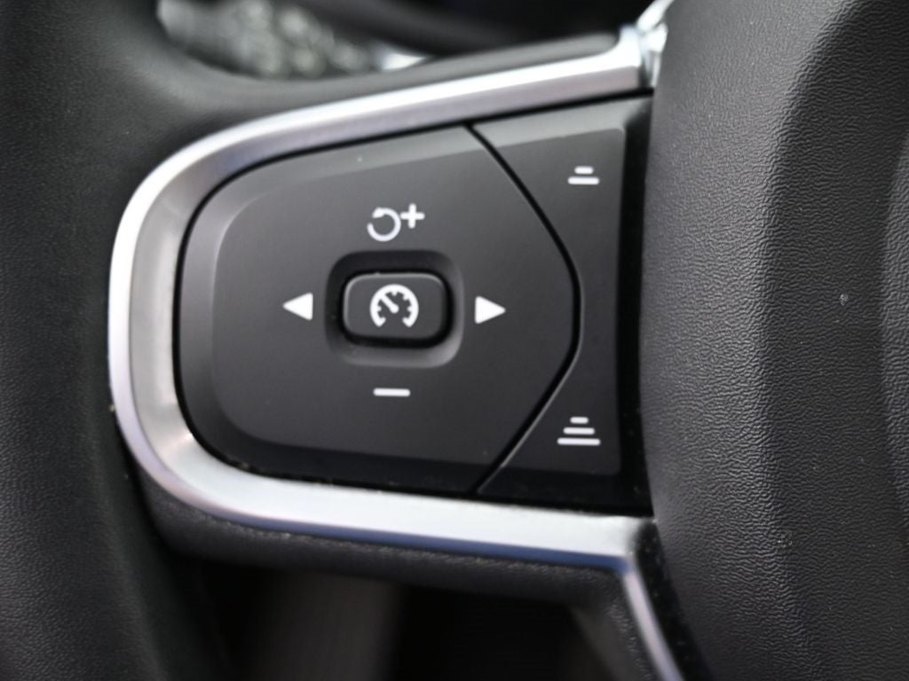 2022 Volvo XC60 B5 Momentum