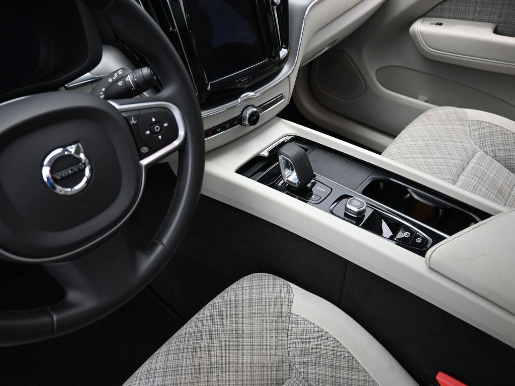 2022 Volvo XC60 B5 Momentum